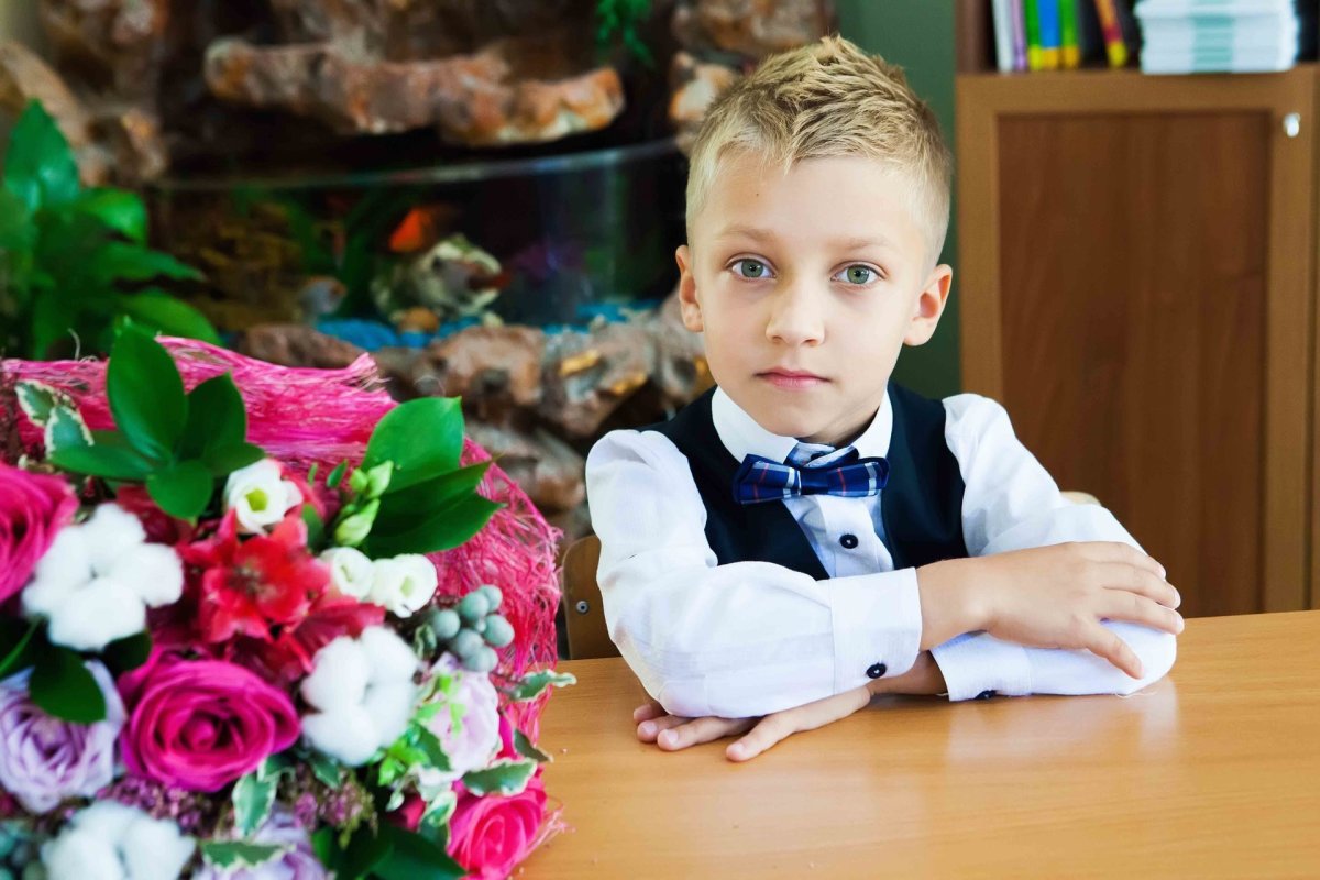 Красивый школьник