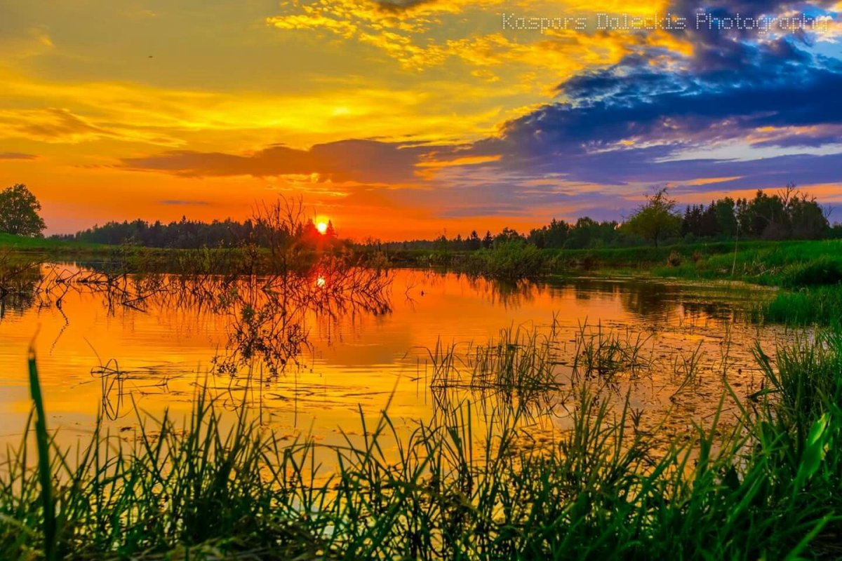 Красивый закат над рекой