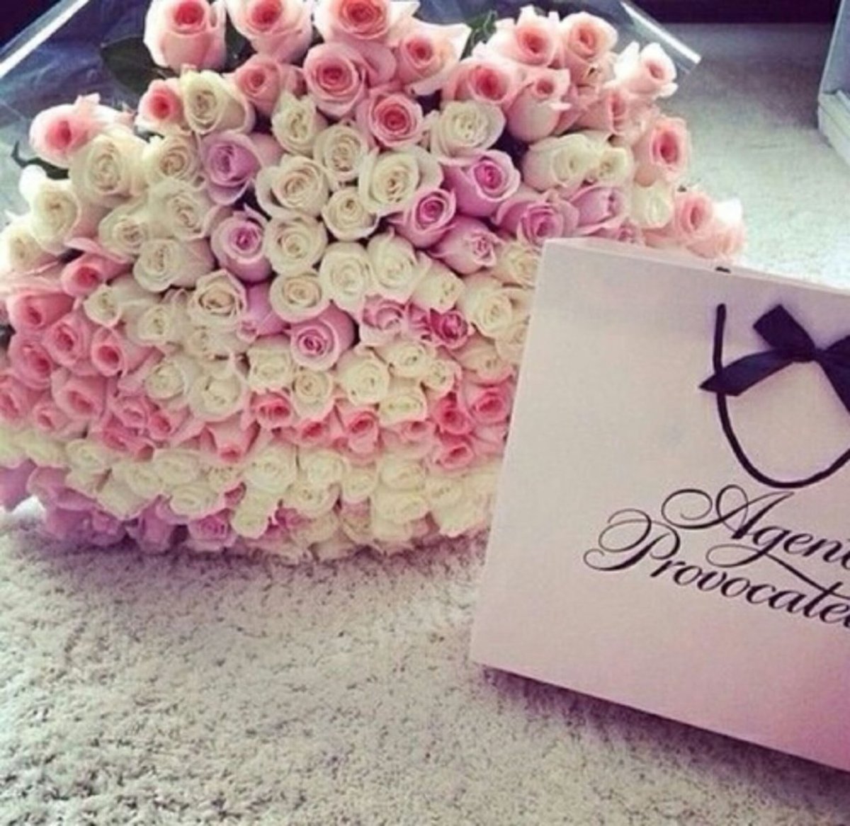 С днём рождения женщине розы в коробке