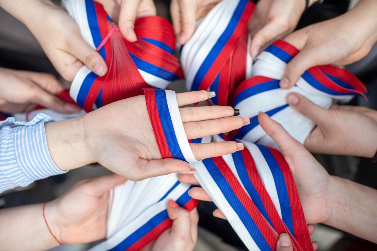 Космонавт с флагом