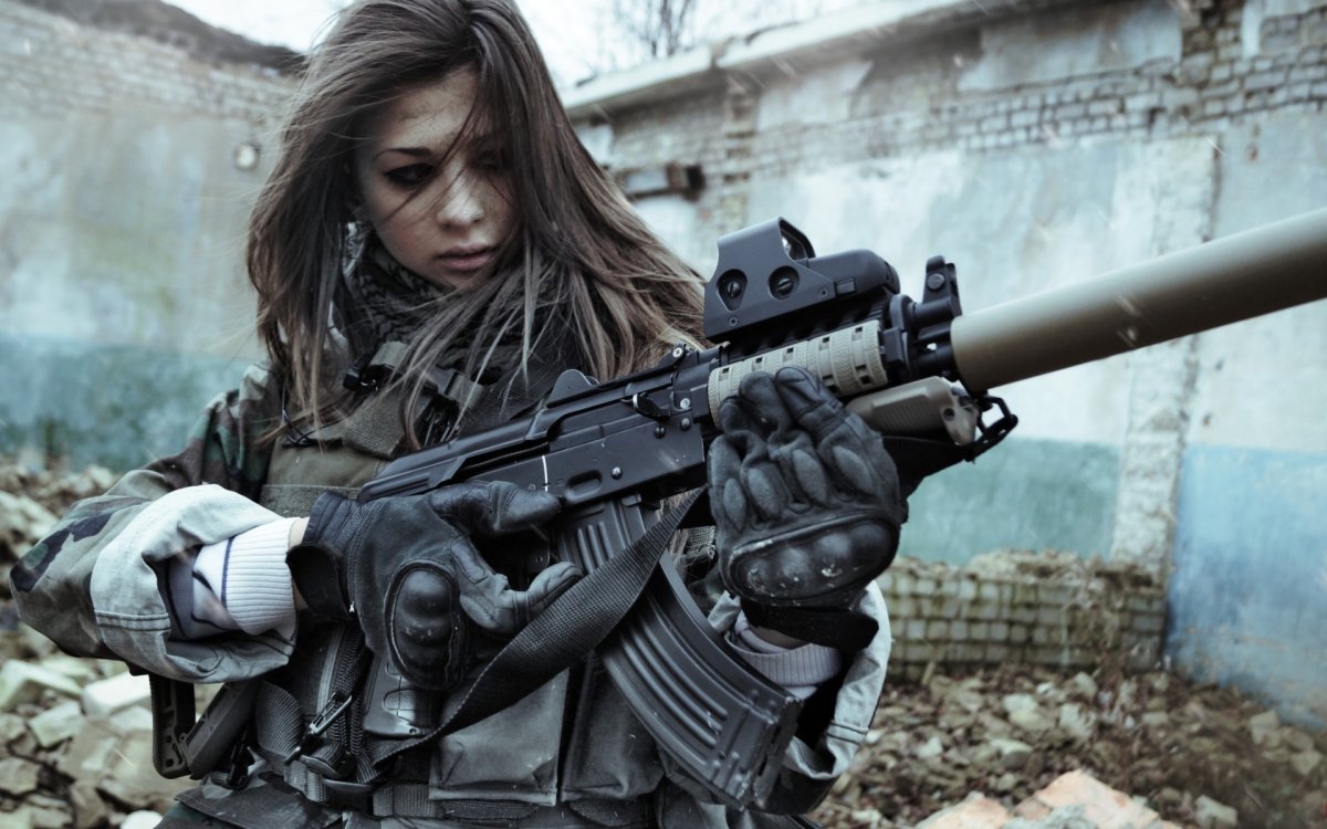 Кристи Эйн (Chrysti ane) с оружием