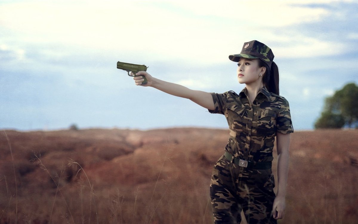 Девушки военные