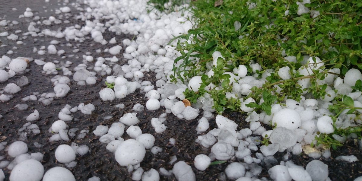 Крупный град