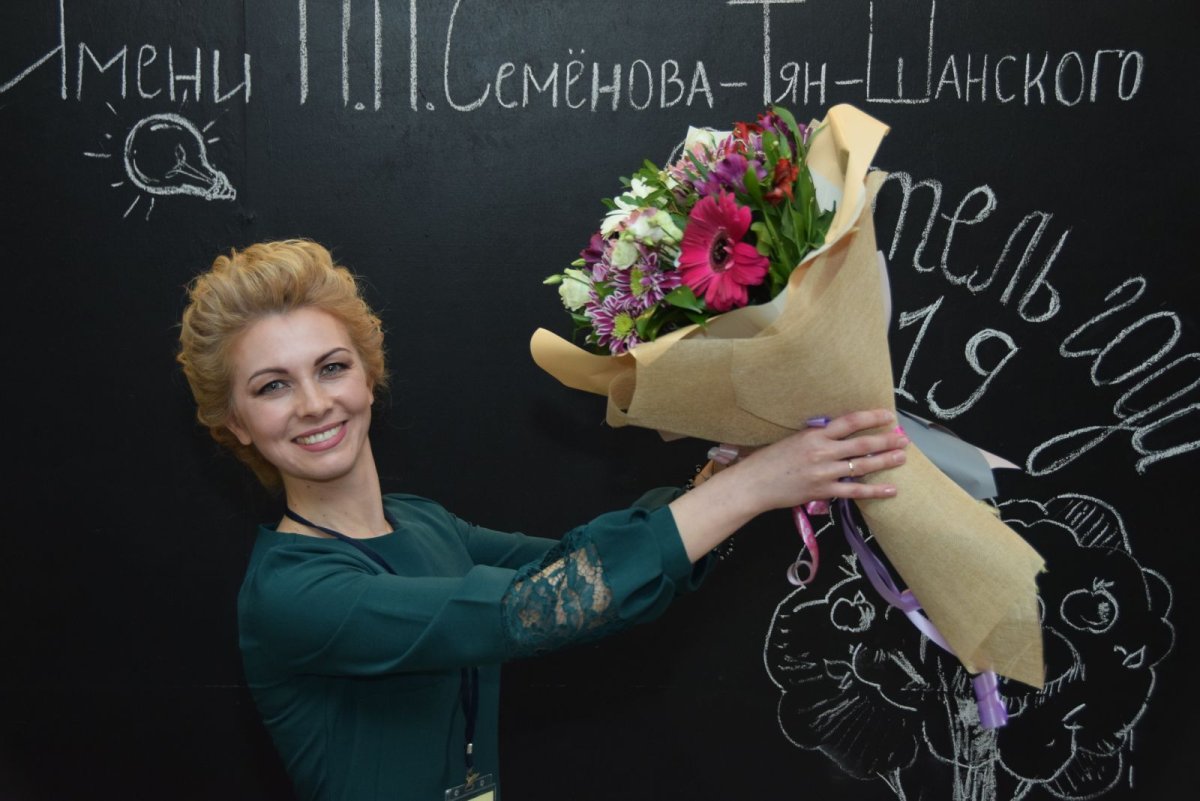 Делает уроки с кастрюлей на голове