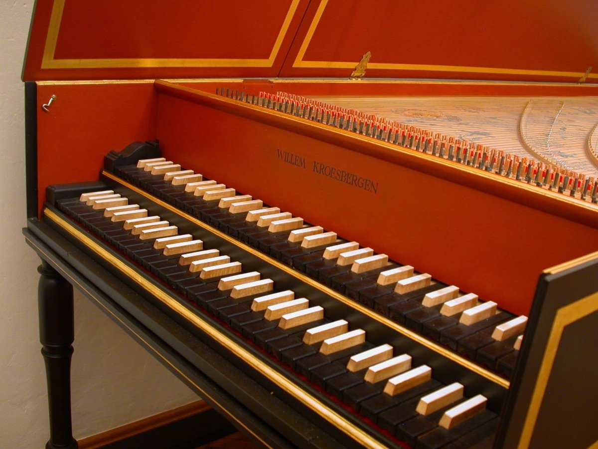 Лютневый клавесин музыкальный инструмент