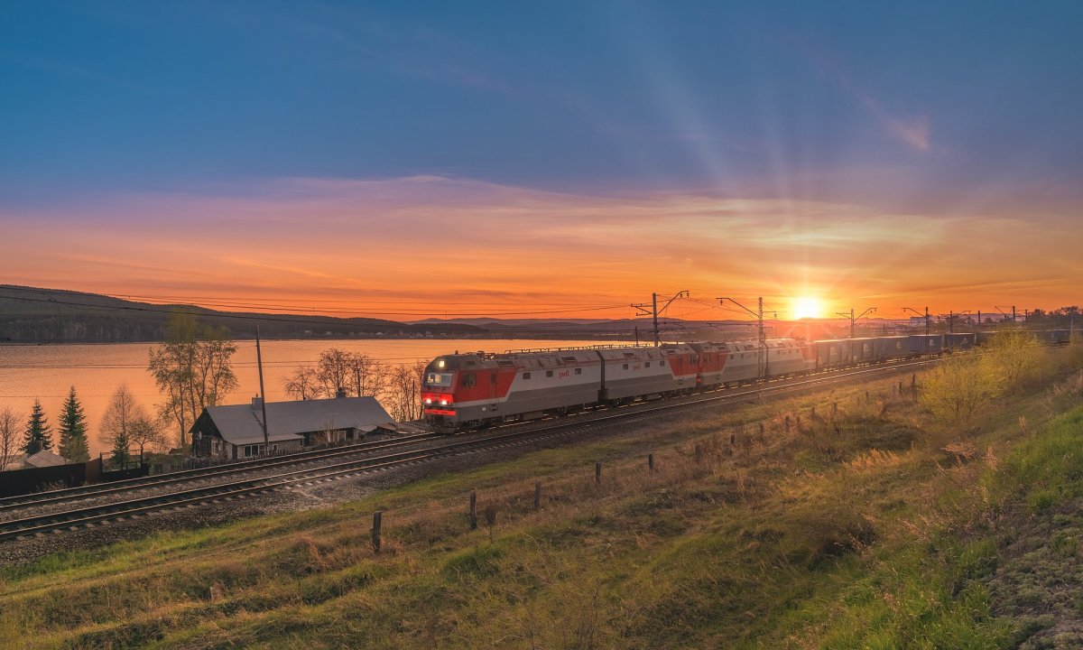 Поезд на закате