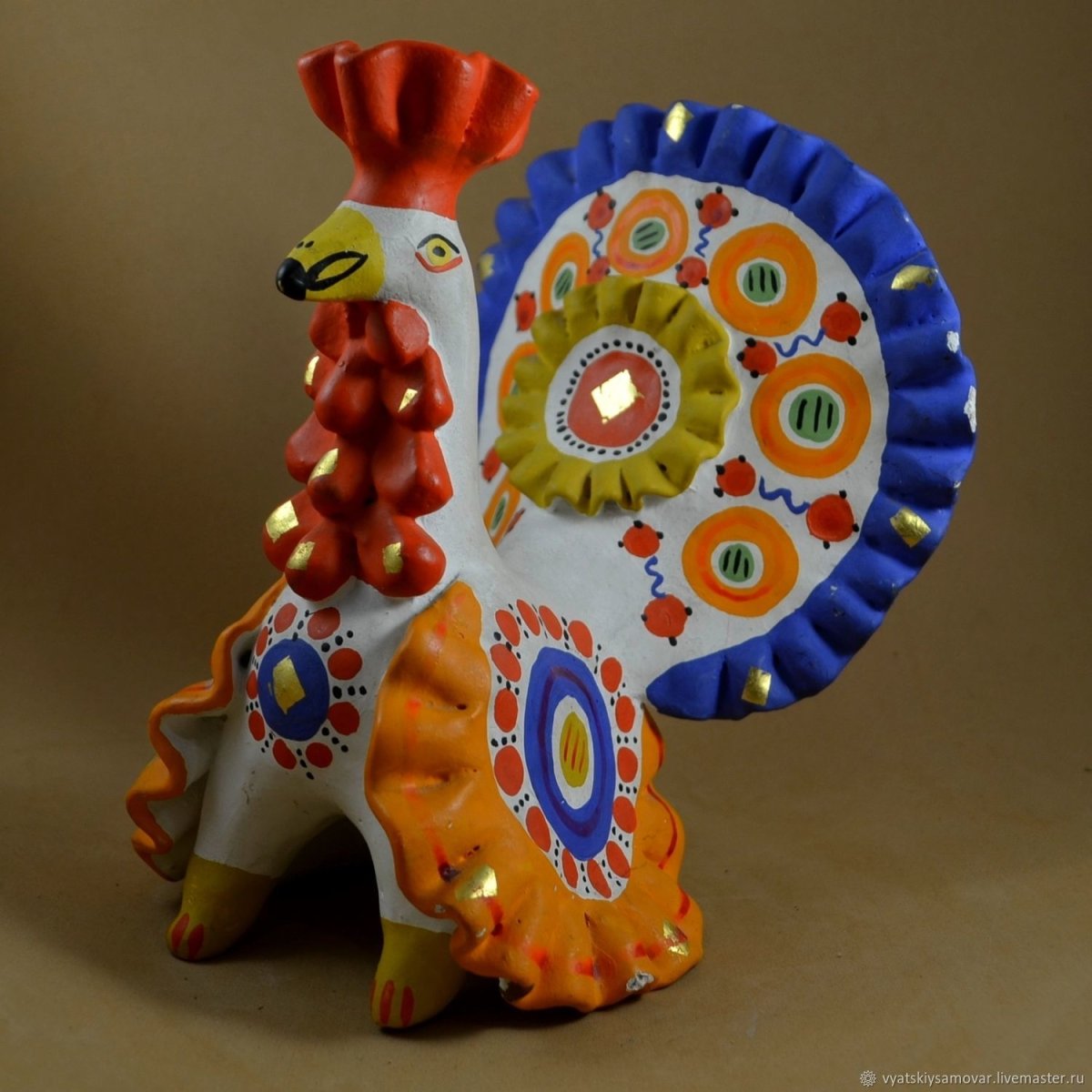 Дымковская игрушка индюк на белом фоне