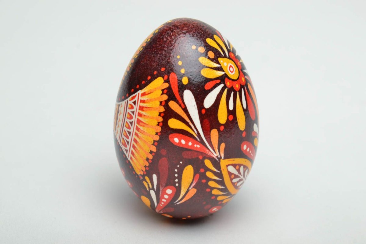 Птичка на деревянном яйце