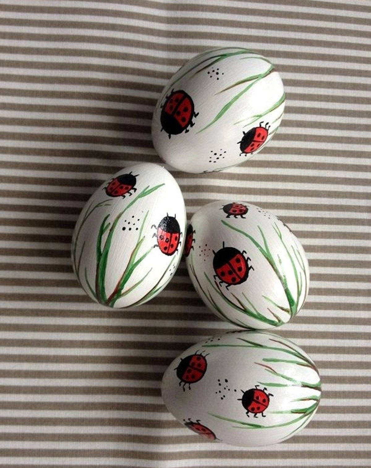 Украшение яиц на Пасху