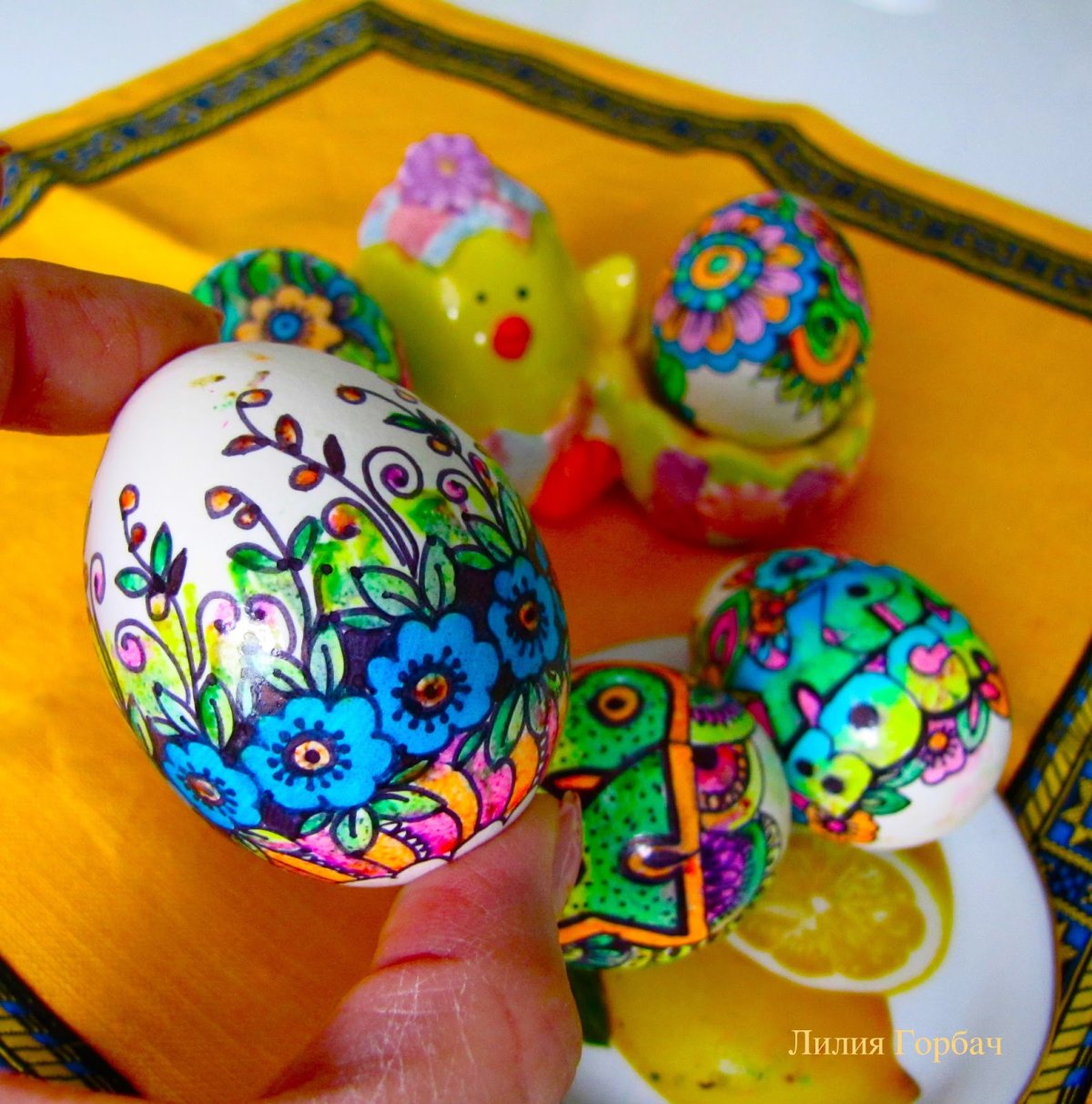 Разрисовать яйца фломастерами