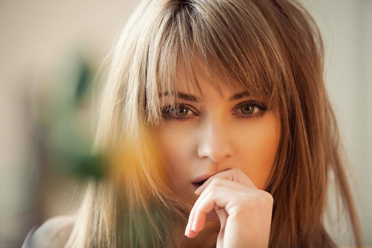 Милый взгляд девушки