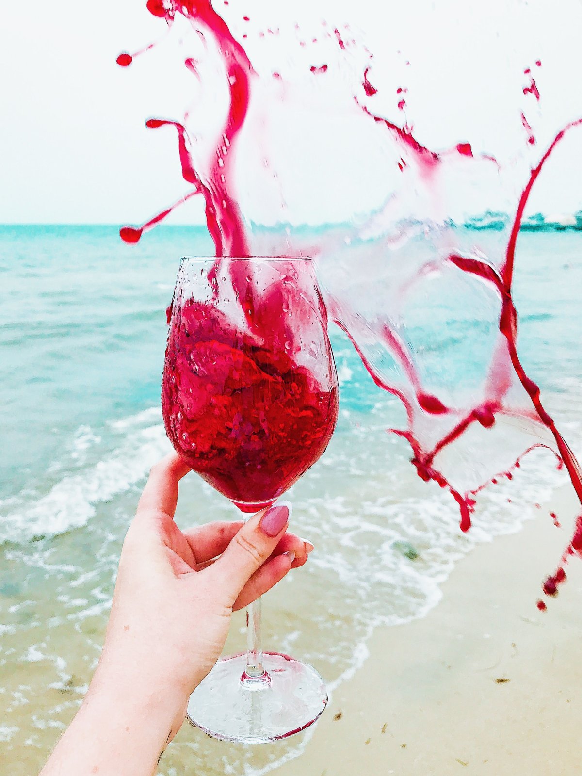 Девушка в ванной с бокалом