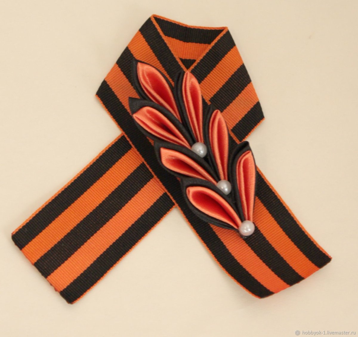 Георгиевская лента на булавке