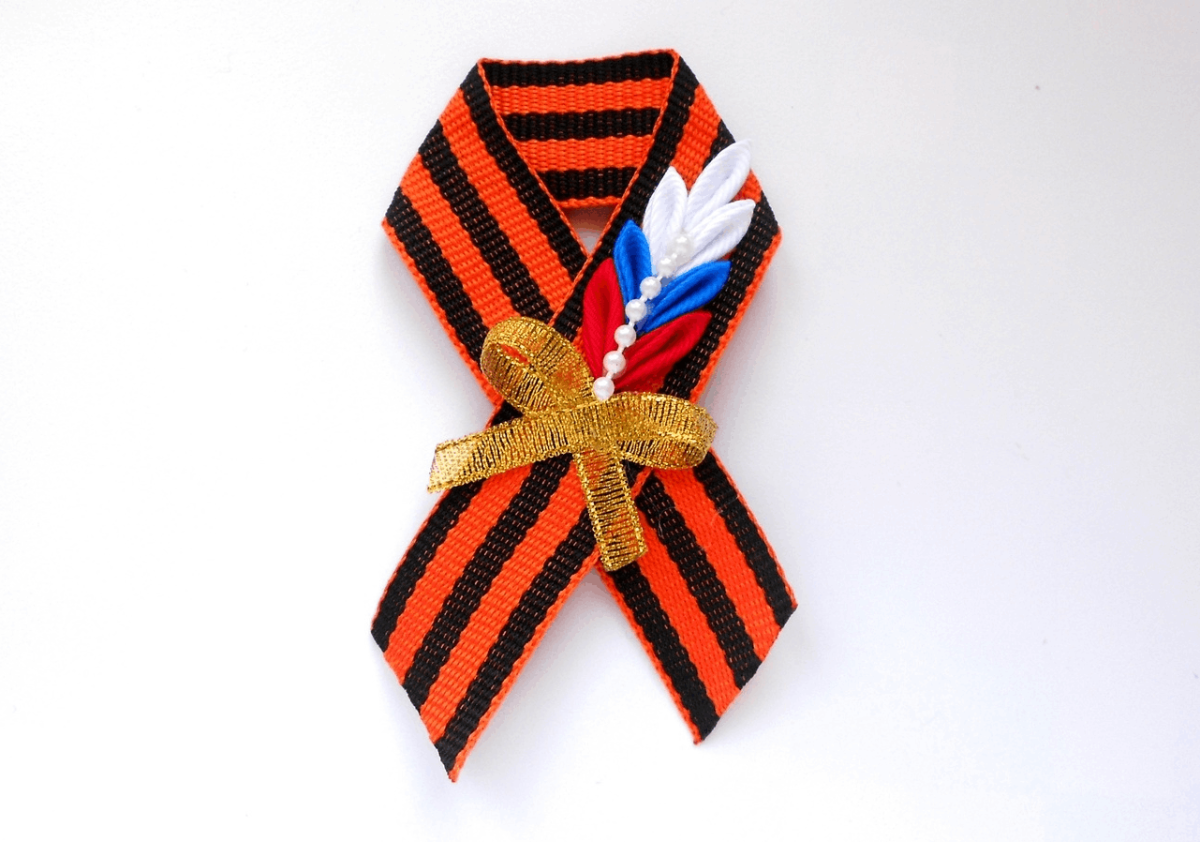 Брошь бант из георгиевской ленты