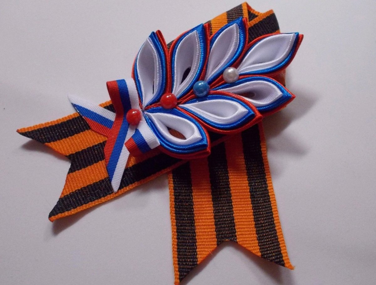 Броши на 9 мая из ленты Триколор
