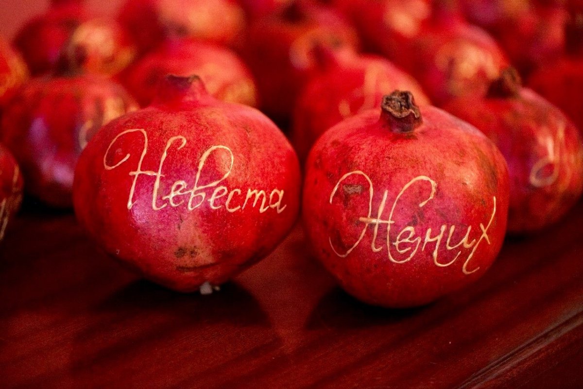 Торт с гранатом декор