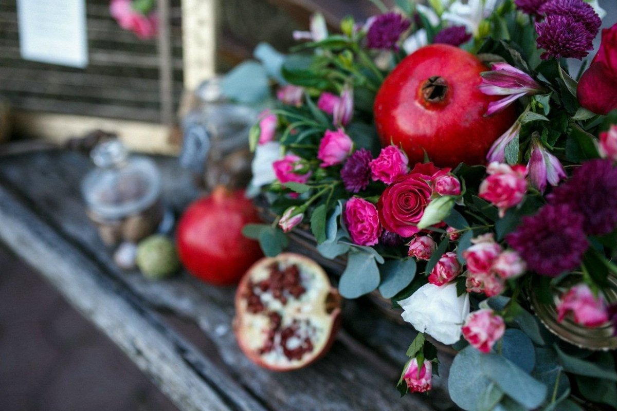 Гранатовая свадьба декор