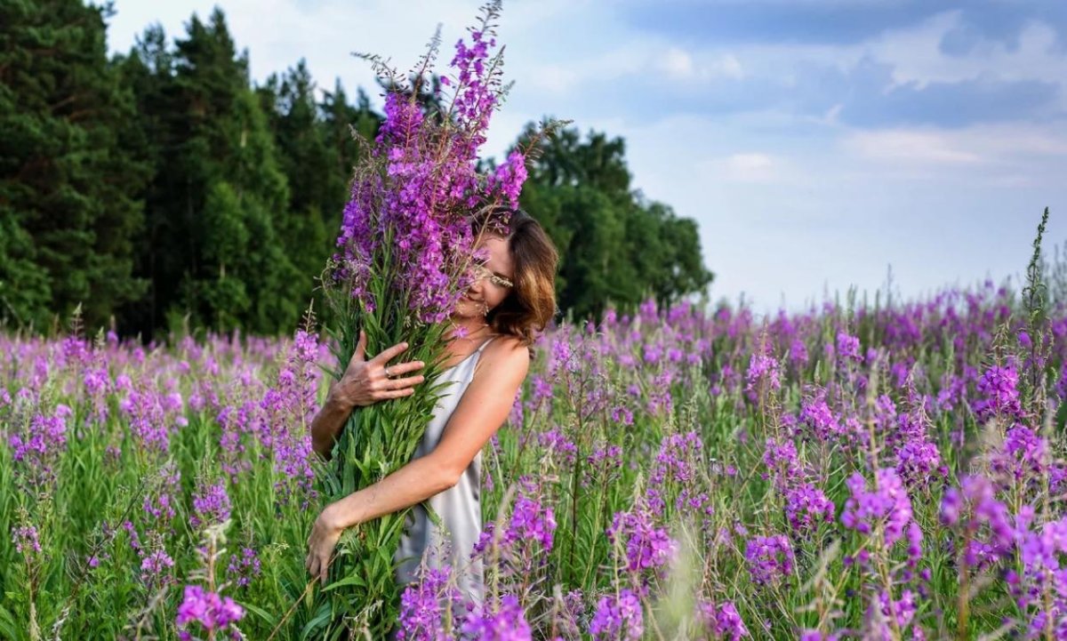 Человек в поле цветов