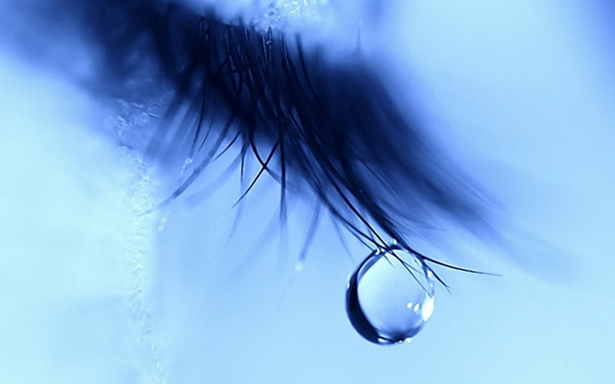 Закрытый глаз со слезой