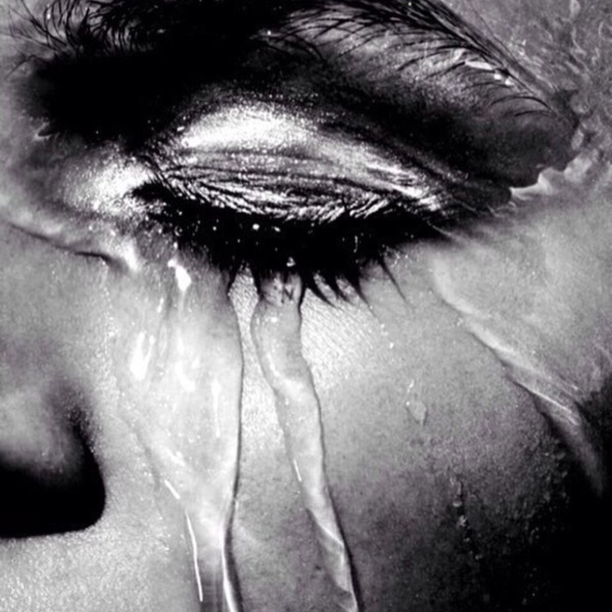 Плачущий глаз