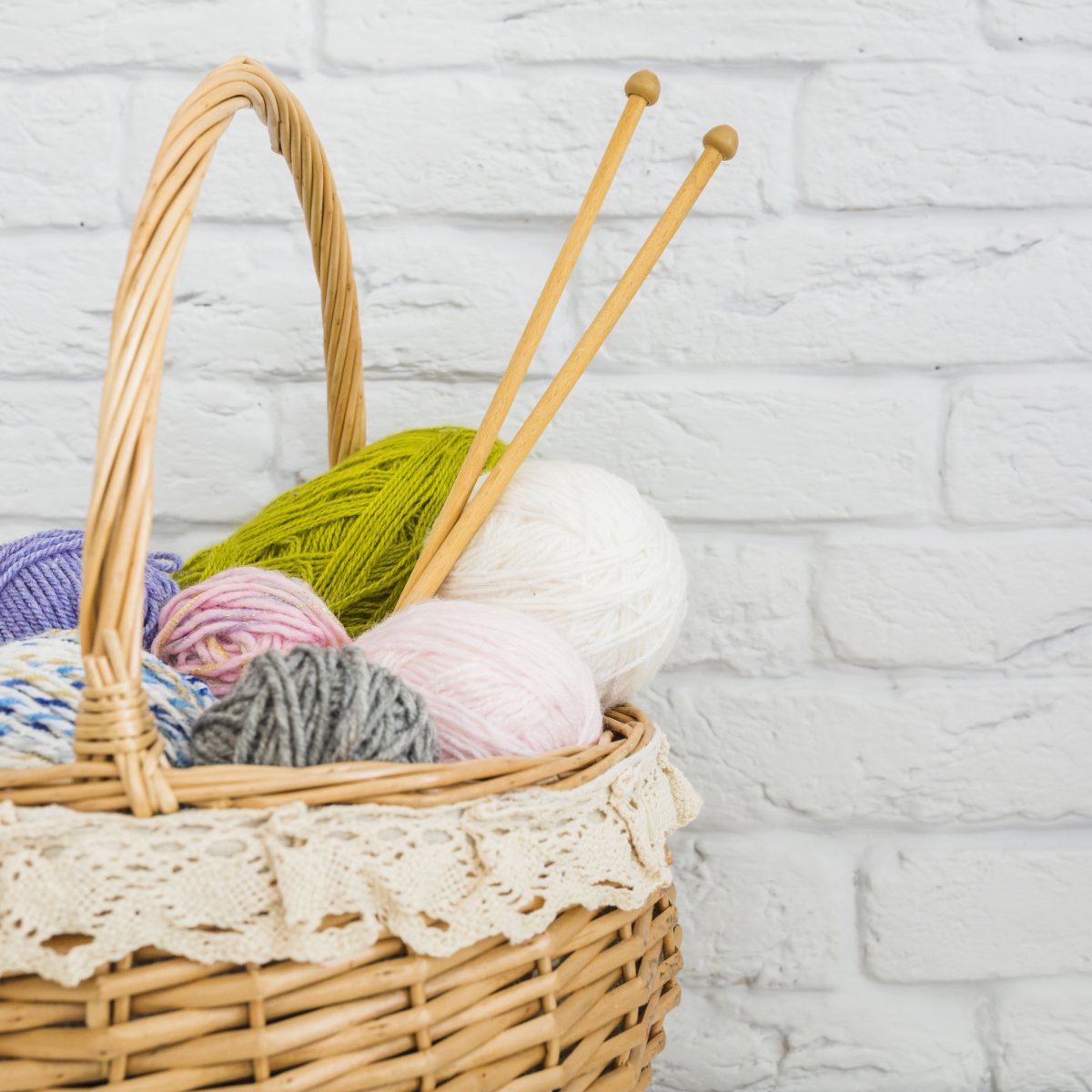 Подарочная корзина с нитками для вязания