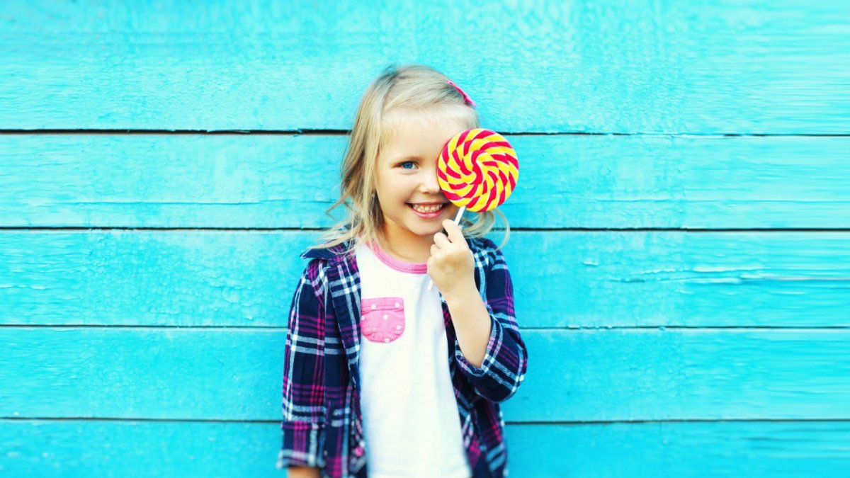 Ребенок с леденцом