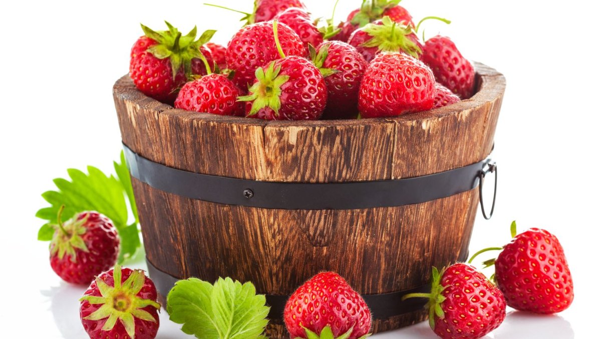 Клубника на белом фоне