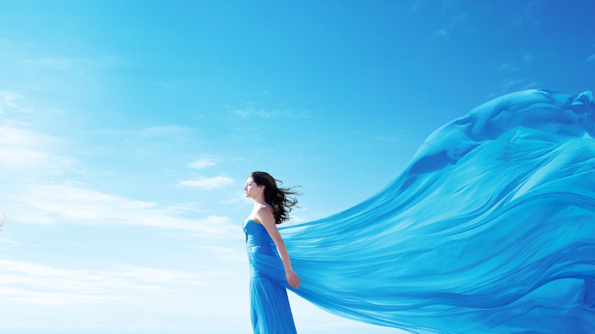 Девушка на голубом фоне