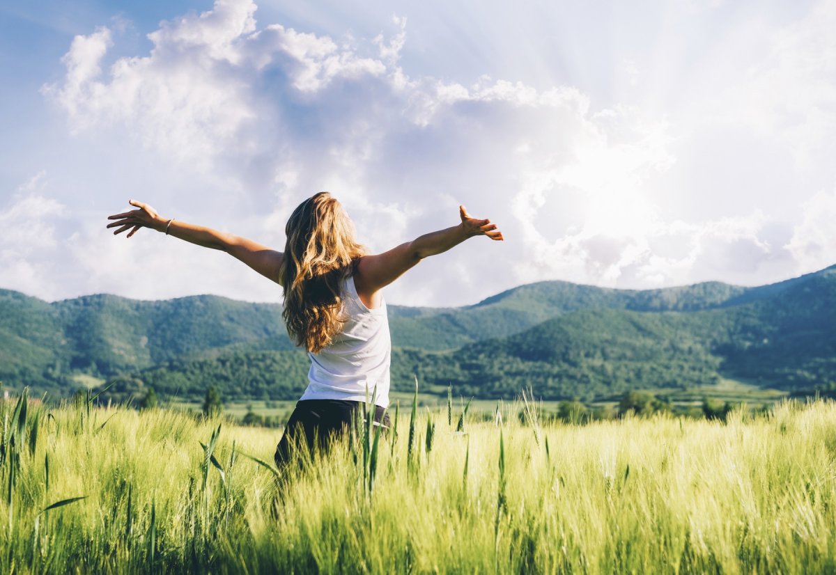 Счастливая девушка на природе