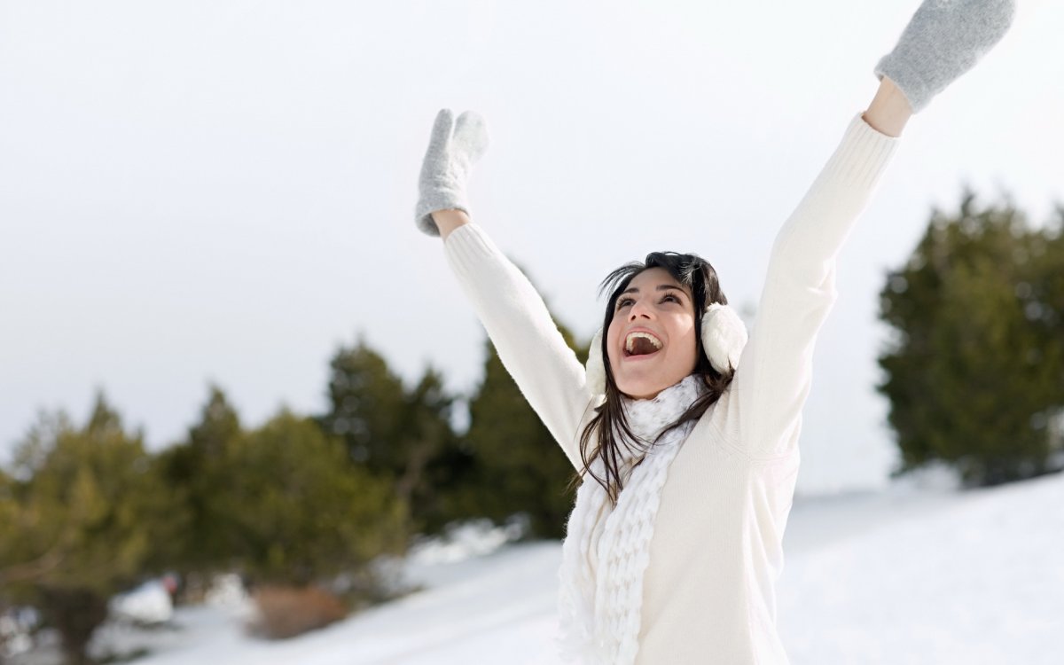 Радостная девушка зимой