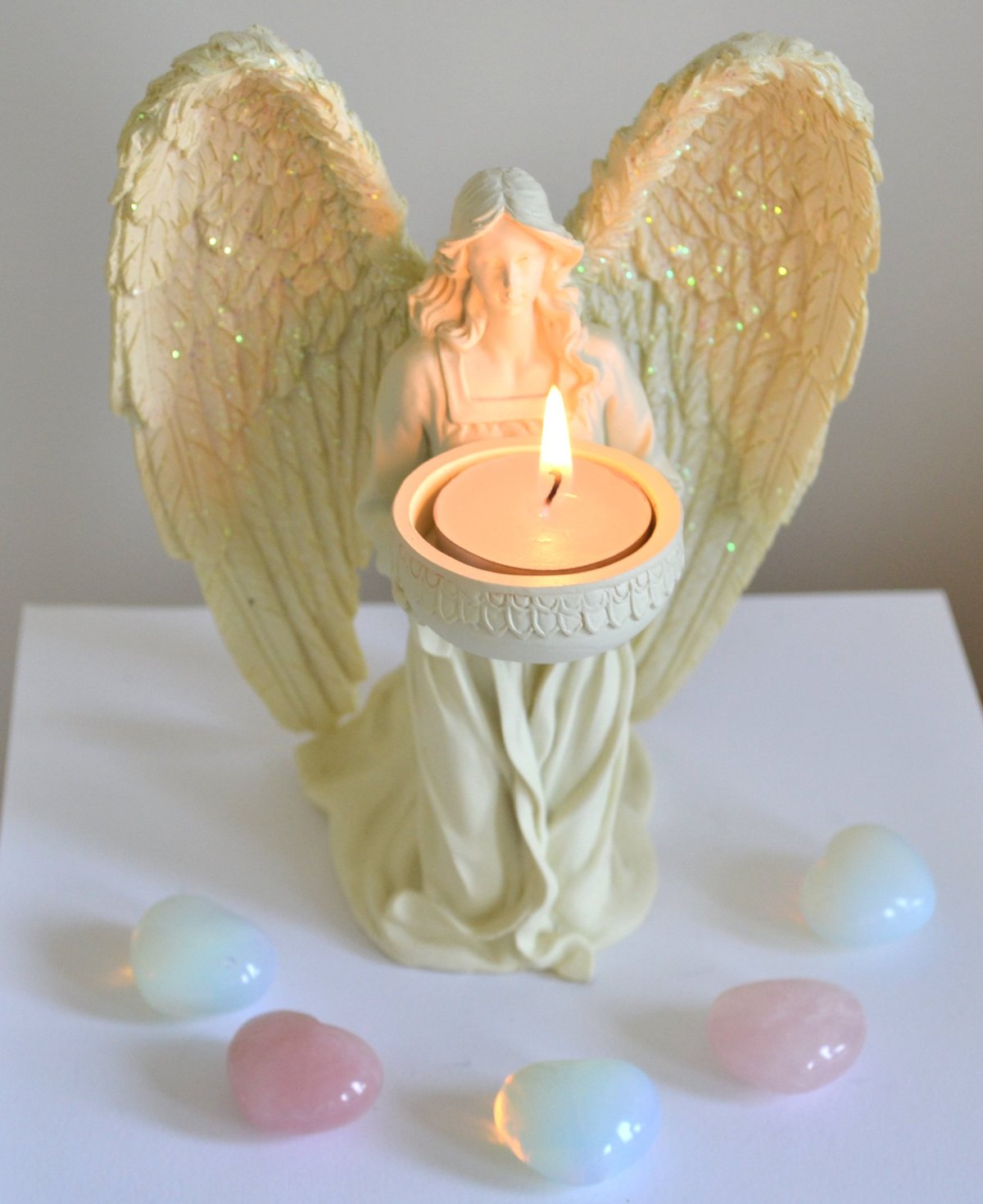 Ангел со свечой в руках