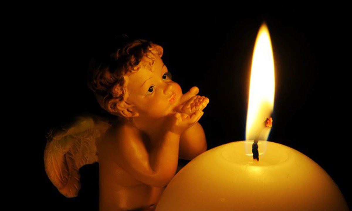 Ангел со свечой