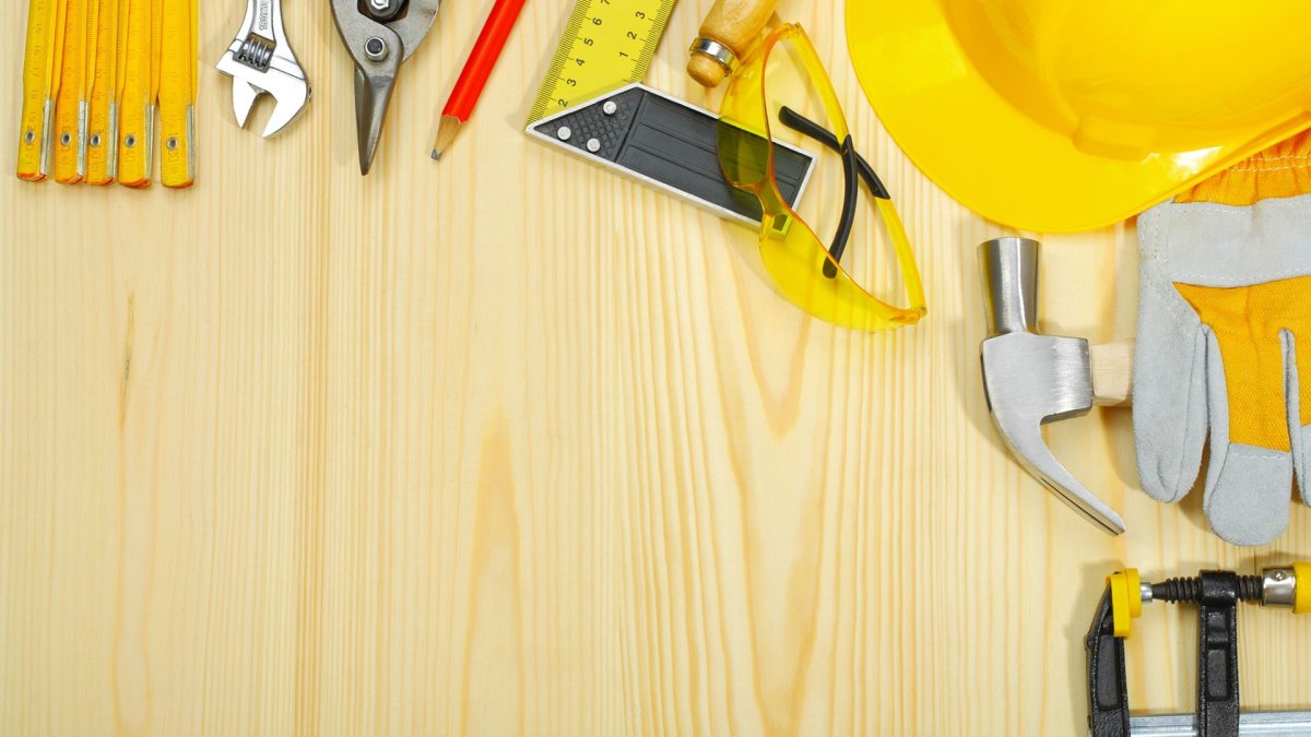 Отделочные работы на фоне дерева