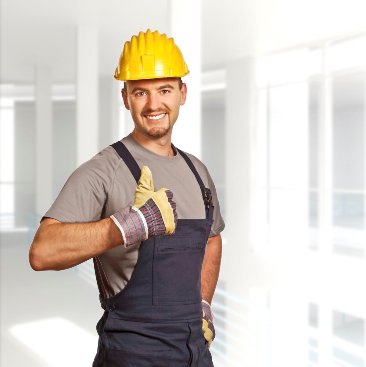 Мужчина в каске