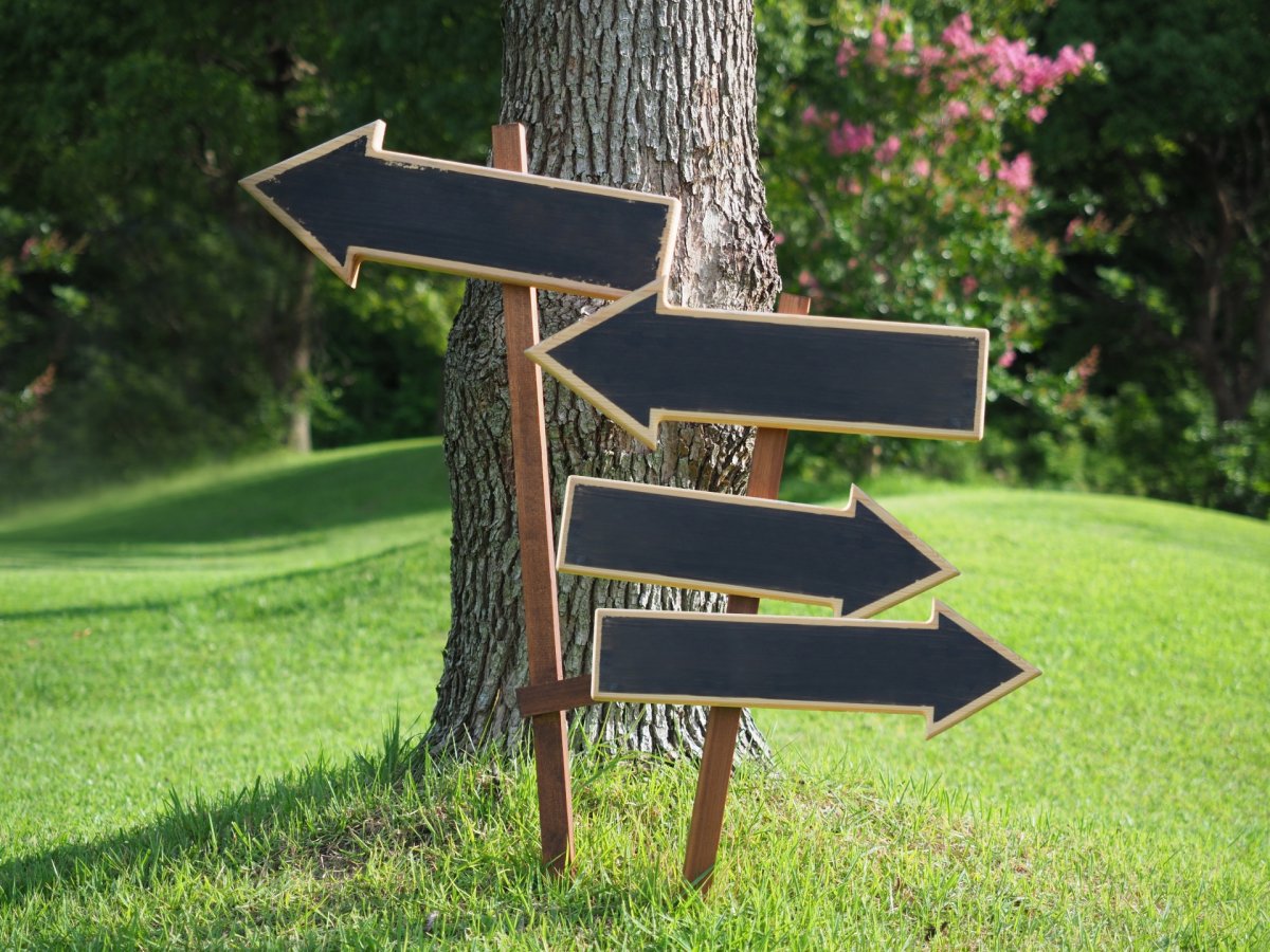 Столб с указателями