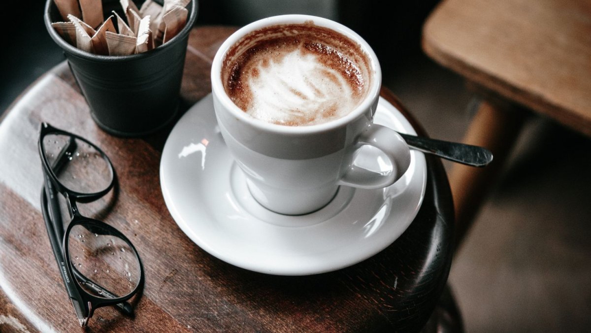 Чашка кофе в кофейне