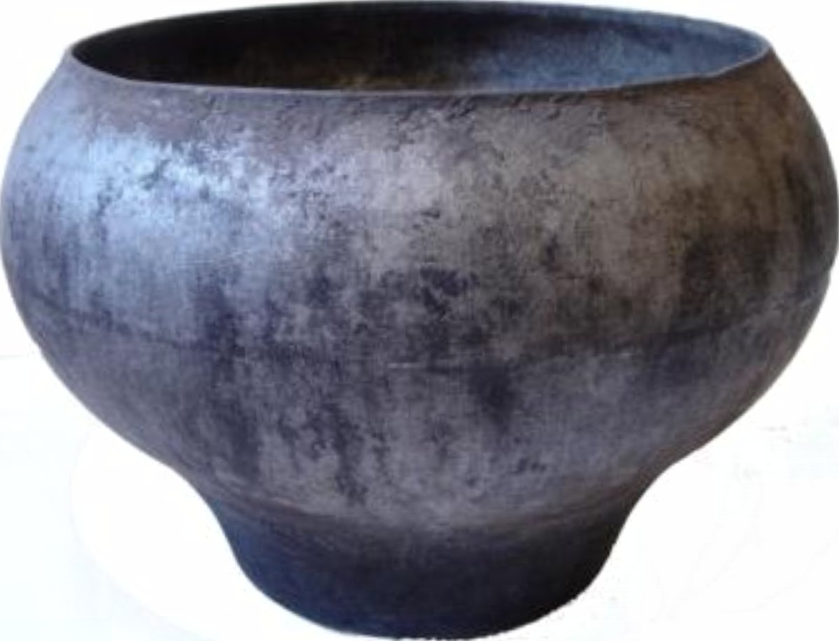 Чугунок на белом фоне