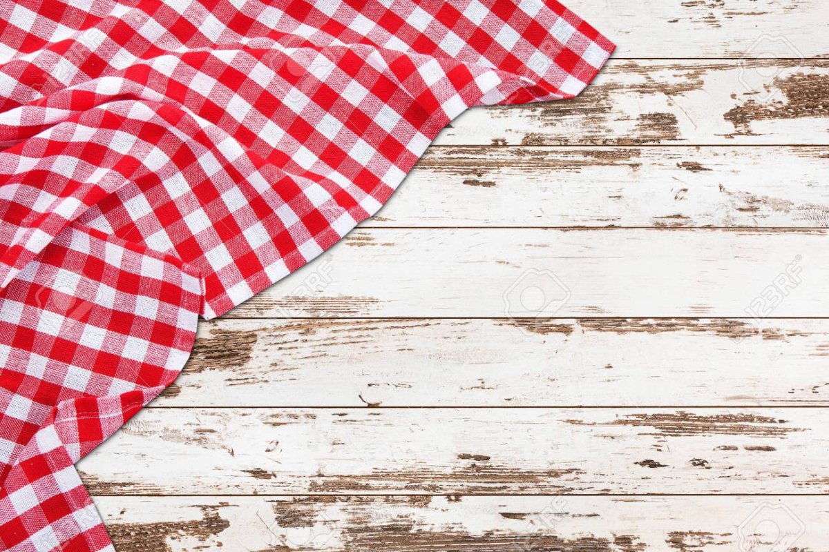 Клетчатая скатерть на столе вид сверху
