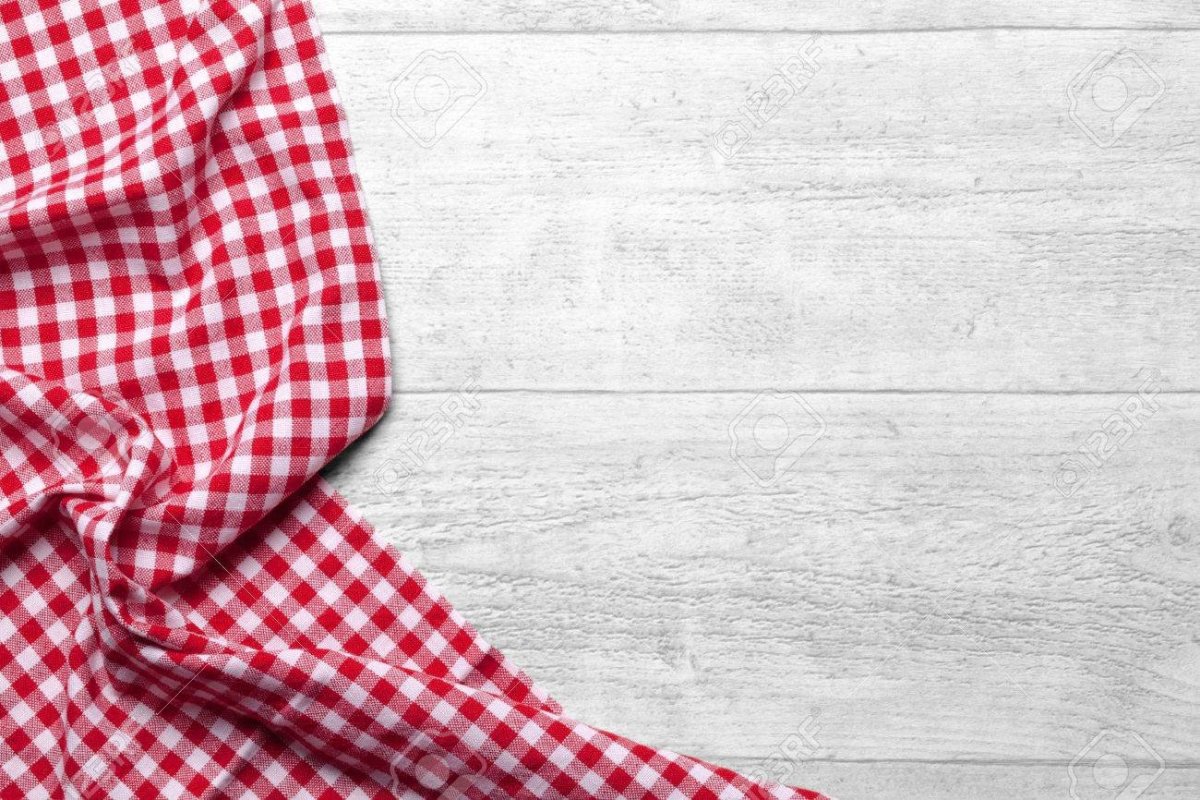 Стол со скатертью вид сверху