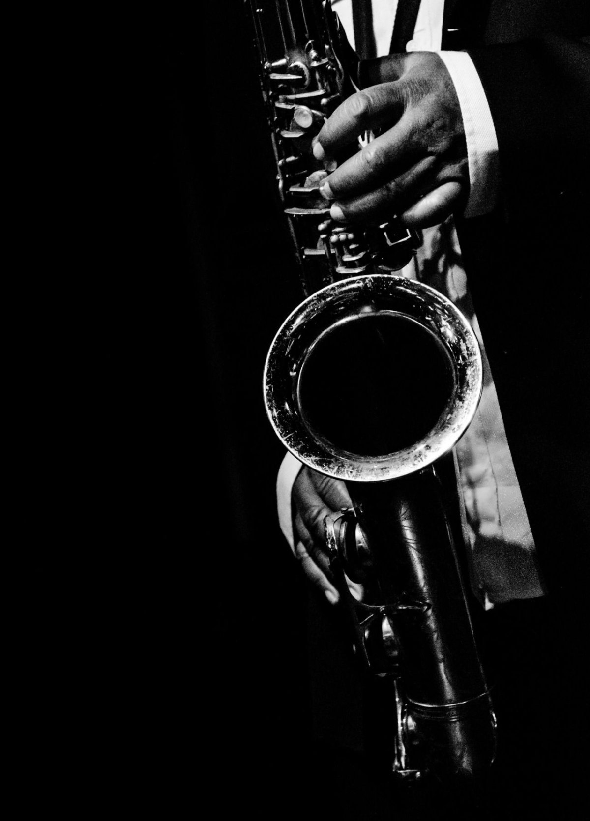 Черно белый саксофонист