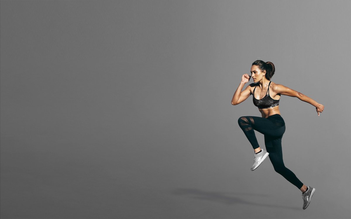 Фитнес девушка в прыжке