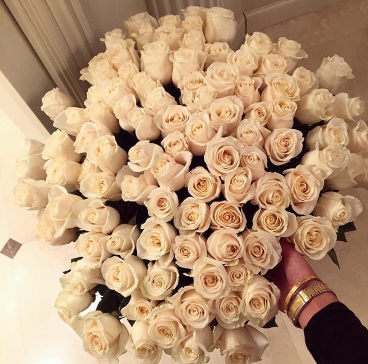 Большой букет роз в руках