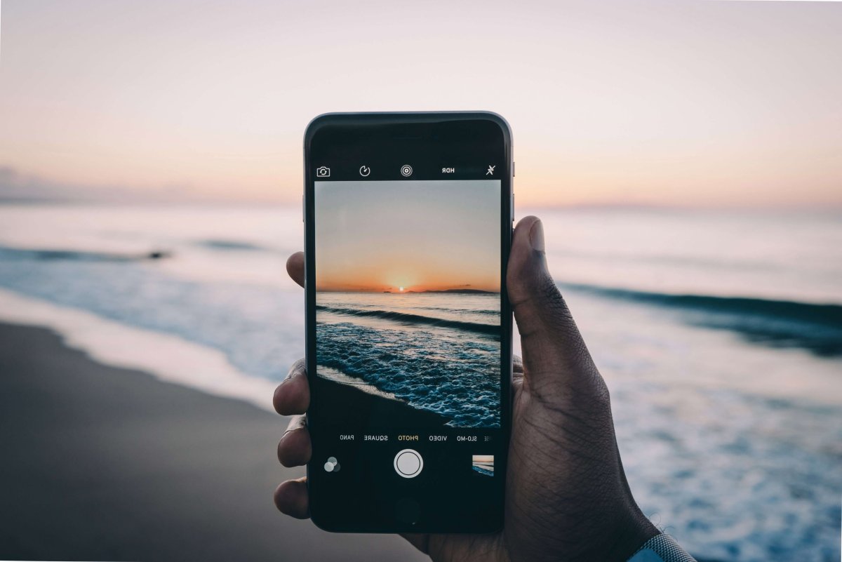 Фотографирует на смартфон