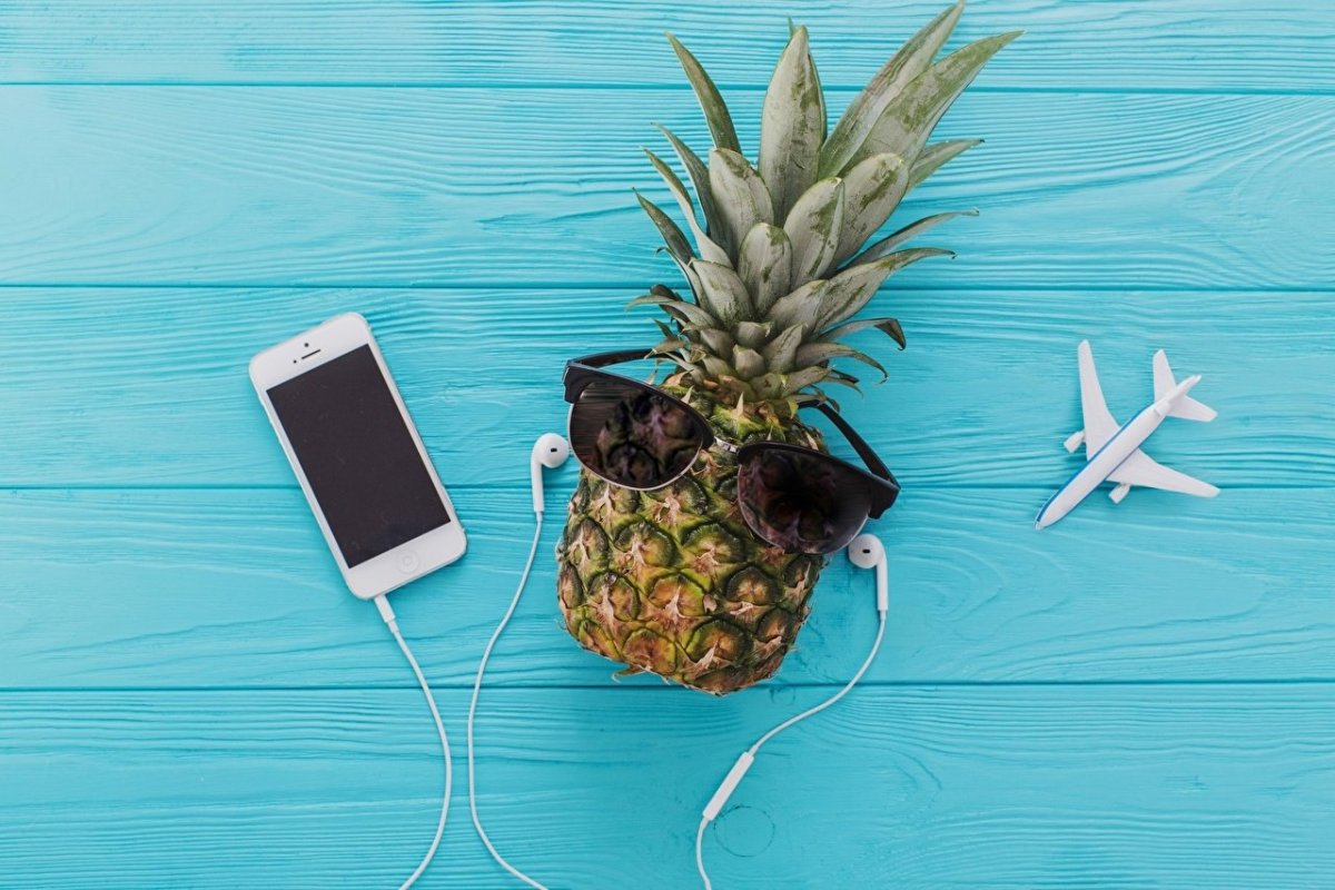 Ананас на голубом фоне