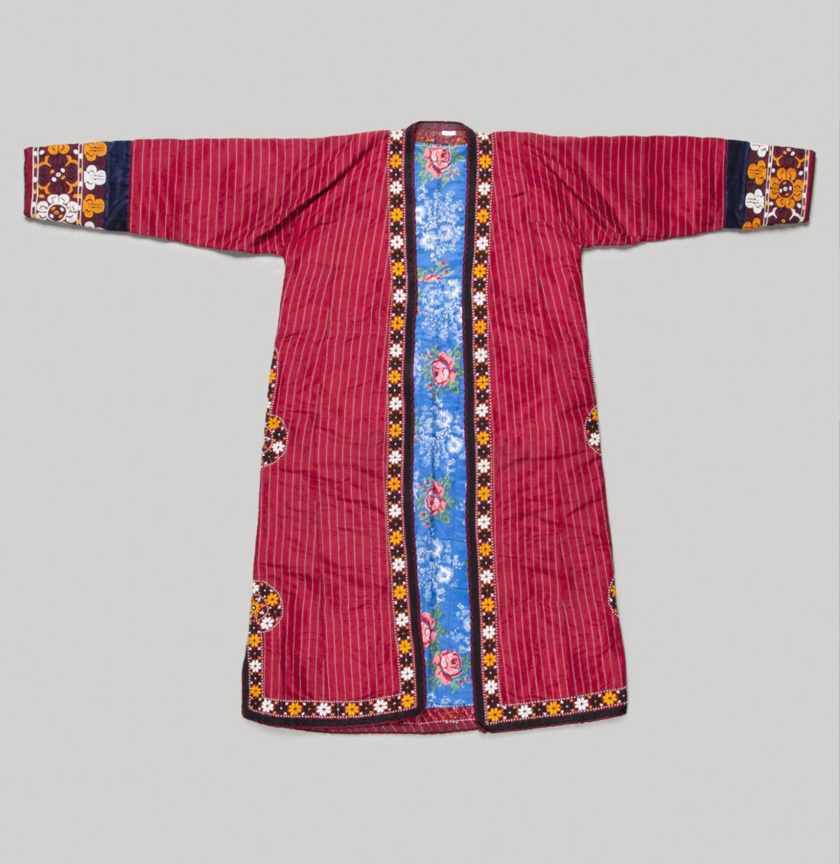 Расшитый кафтан