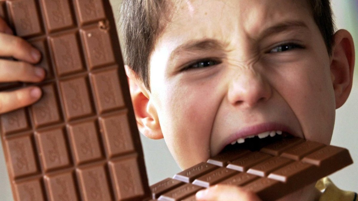 Мальчик с шоколадкой