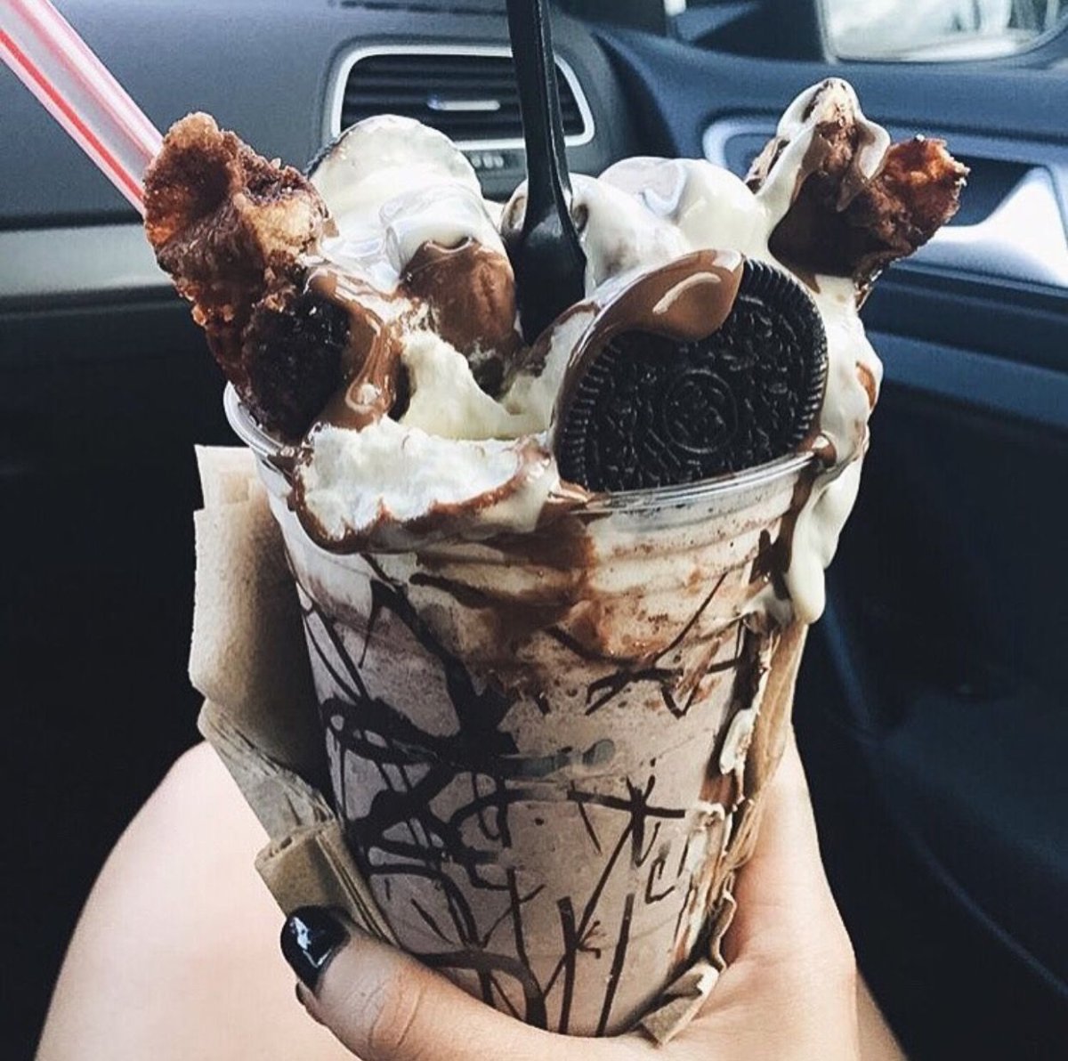 Мороженное в руках у девушки