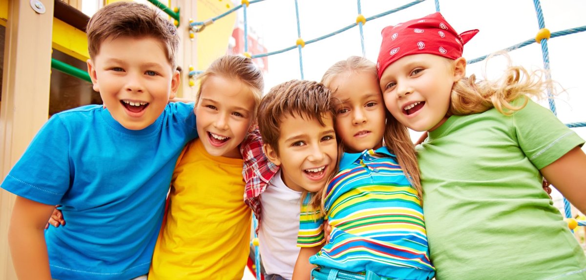 Счастливые дети в лагере
