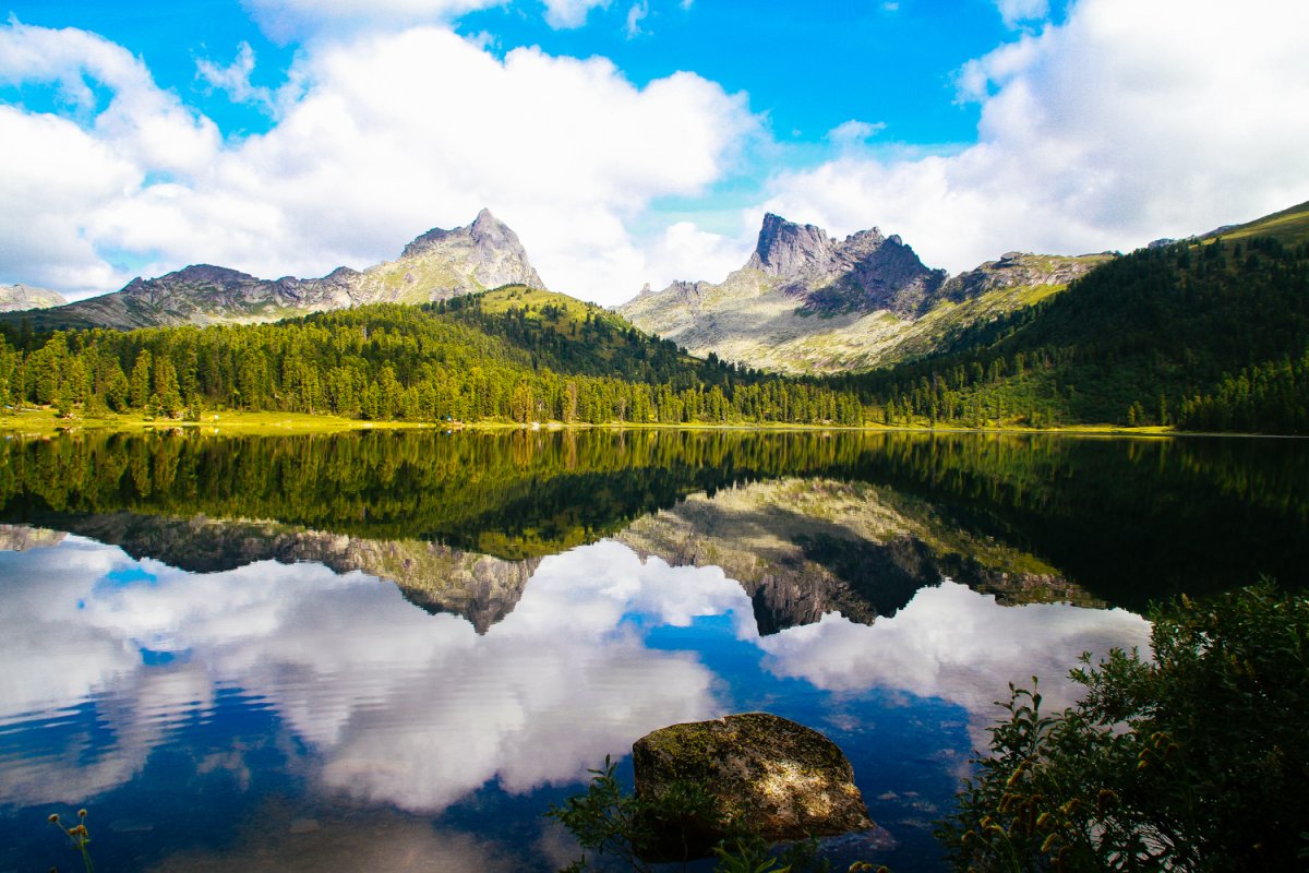 Озеро светлое вид Ергаки