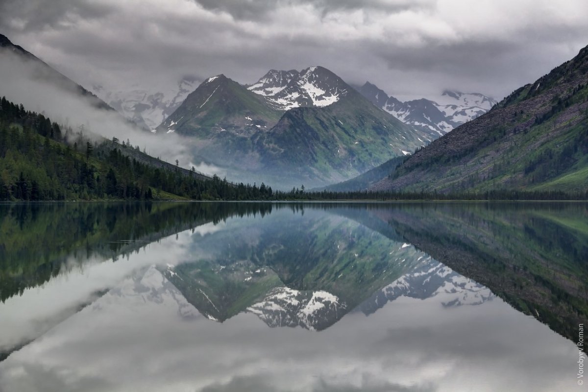 Отражение гор. Алтай